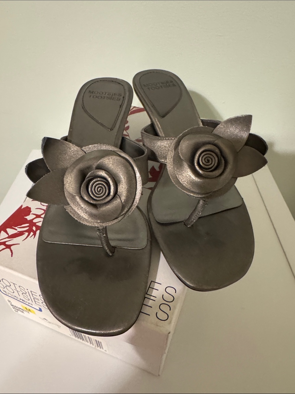 Mootsies Tootsies Metallic Gray Floral Thong Sandals